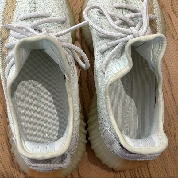 Yeezy Boost 350 v2 Hyperspace - Picture 12 of 13